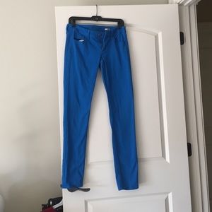 Blue super skinny jeans.