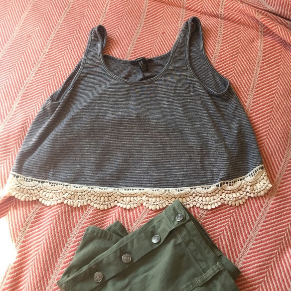 🎉4 for 20$ Flowy lace trim cropped top