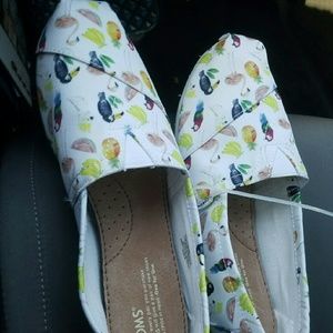 TOMS Women's Classics White Canvas Printed Parrot
