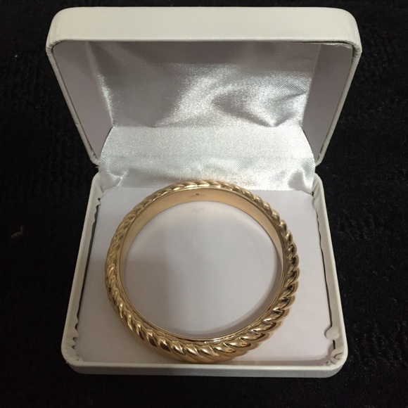 14K Select Yellow Gold Bangle Bracelet