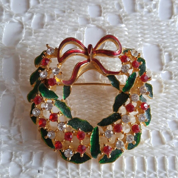 Vintage Jewelry - Vintage Christmas wreath brooch enamel rhinestone