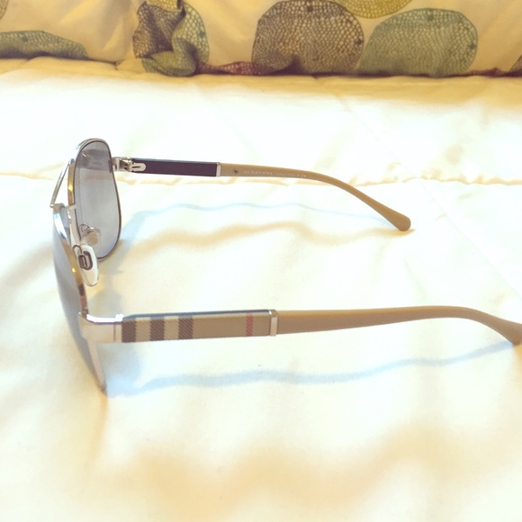 BURBERRY SUN GLASES
