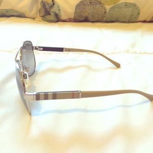 BURBERRY SUN GLASES