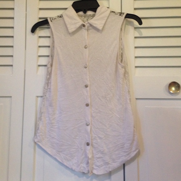 Sleeveless collared button down blouse