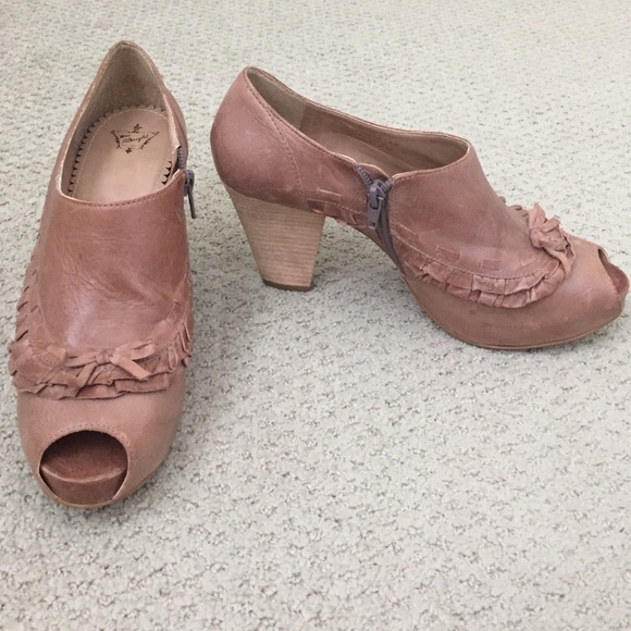 Miss Albright peep toe shootie
