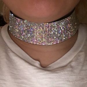 Glittering choker crystallize