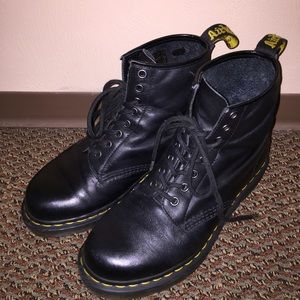 1460 8-eye Doc Martens - Men's 7/Women's 9