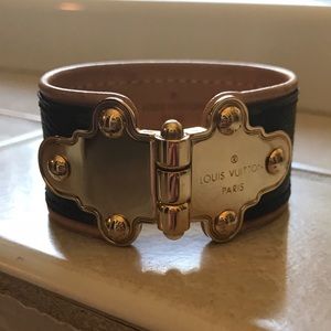 😍😍Louis Vuitton Save It Bracelet 😍😍