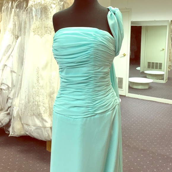 Dresses & Skirts - One shoulder Aqua gown