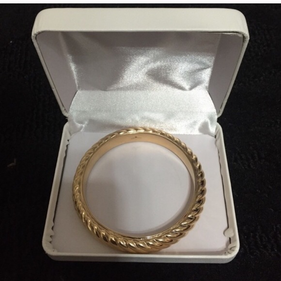 14K Select Gold Bangle Bracelet