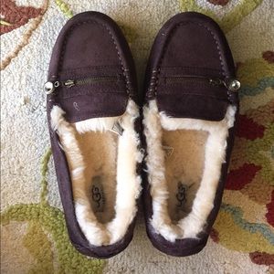 UGG SLIPPERS