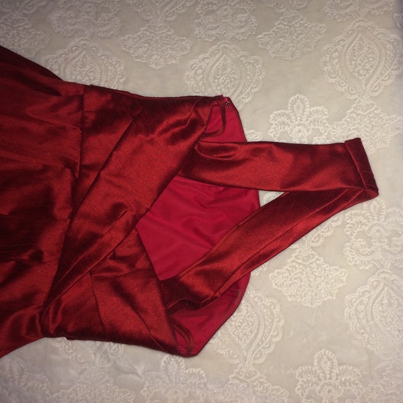 Red Gown - Picture 2 of 2