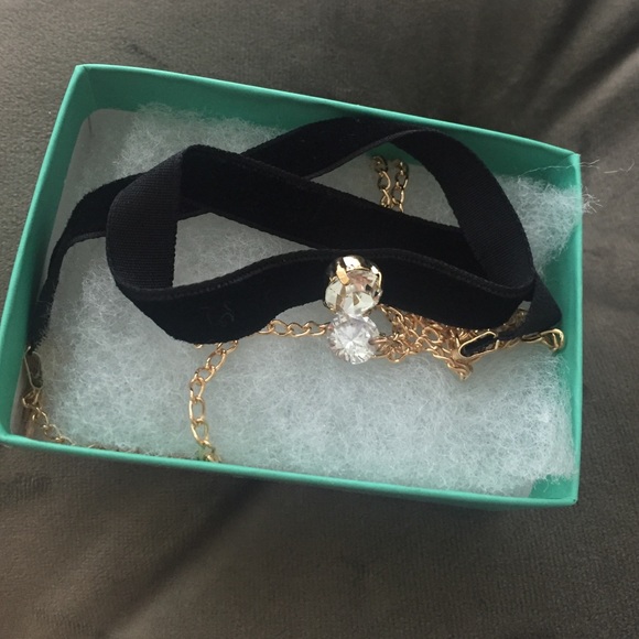 Velvet and chain choker - Picture 2 of 2