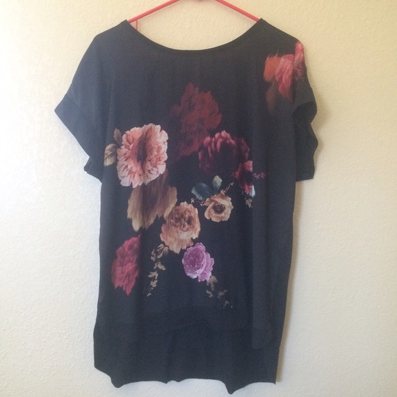 Simply Vera Wang graphic top