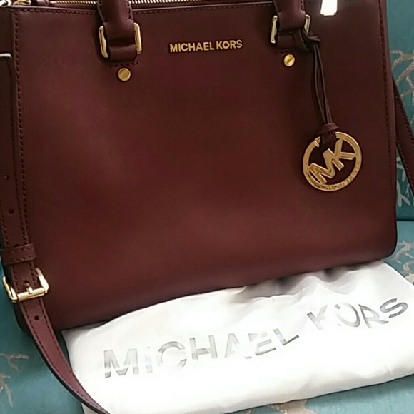 Michael Kors Handbags - Michael Kors Large Sutton Saffiano Bag~Plum