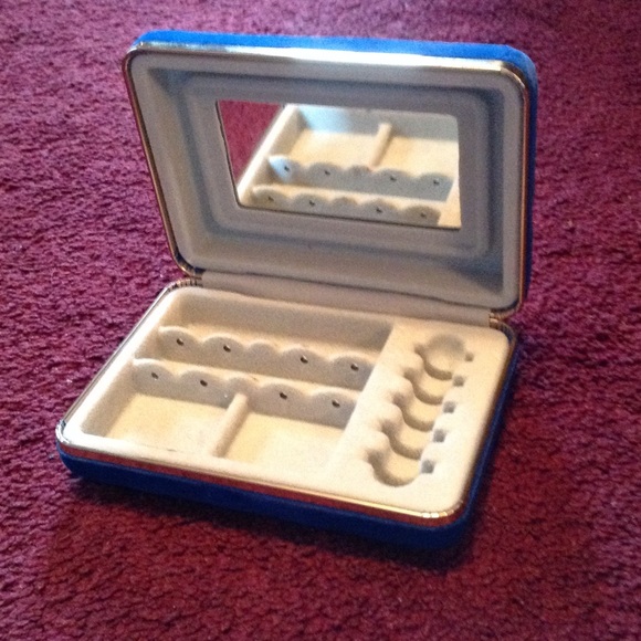 Royal blue velvet jewelry box - Picture 2 of 4