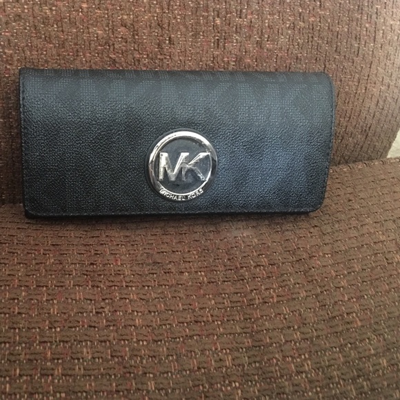 New  purse wallet is right brand just wrong color