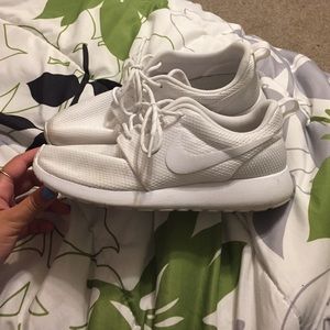 White nike roshe