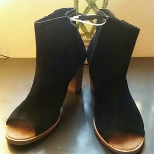 TOMS MAJORCA peep toe in black!!