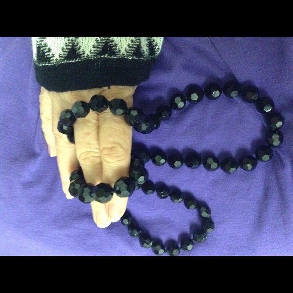 Black shiny retro-dress beehive shaped necklace