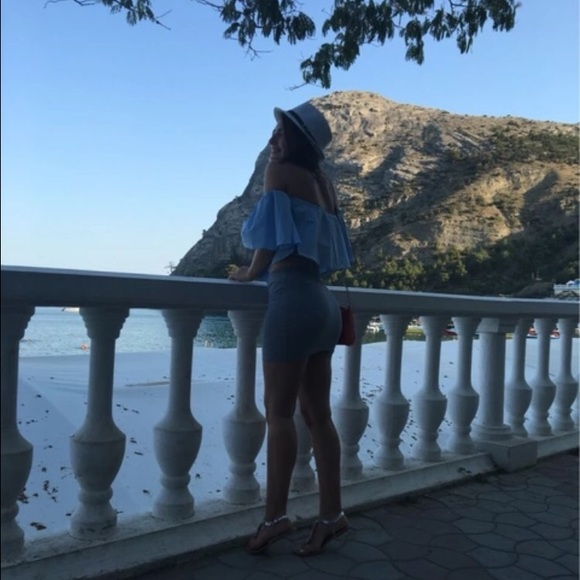 Off Shoulder Crop Top - Picture 3 of 4