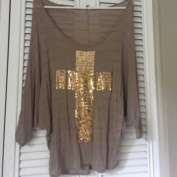 Tan colored top with gold accent cross❤️