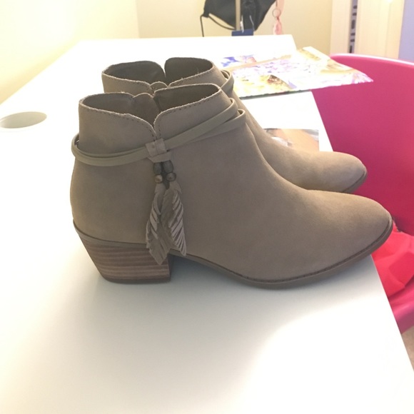 American Eagle Outfitters Shoes - American eagle taupe booties