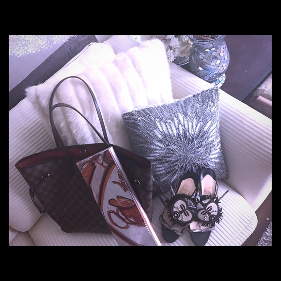 These are few of my FAVORITE things! 😍❤️👠💄🕶👜