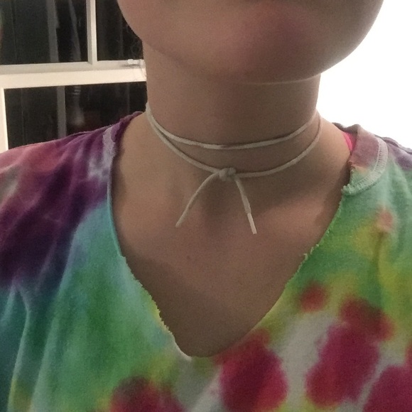 White choker neclace - Picture 3 of 3