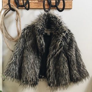 Faux fur cropped jacket.