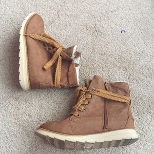 Booties/Sneakers🍃💛