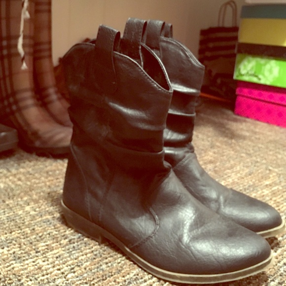 Barely worn cow boy booties 🐮