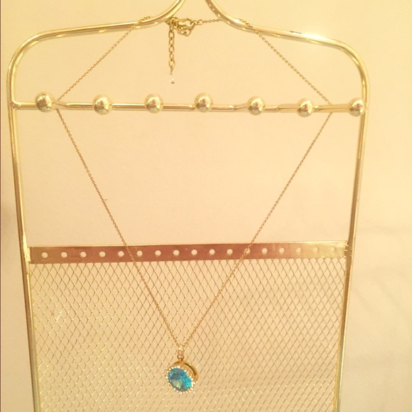 Gold necklace w/ pendant