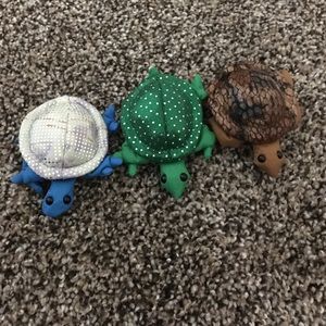 3 turtle knickknacks