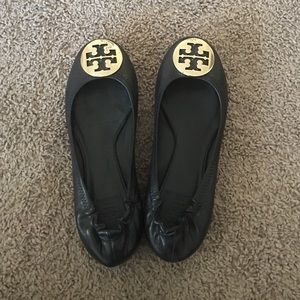 Tory birch flats with gold pendant