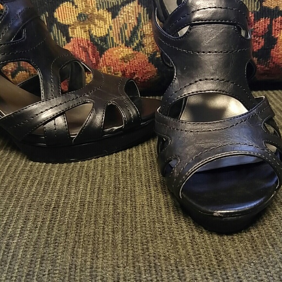 Black Leather Peep Toe Guess Heels - Picture 4 of 4