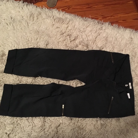 Navy blue Joie cropped pants.