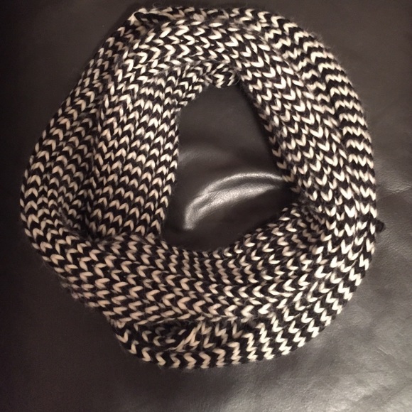 Herringbone chunky knit infinity scarf