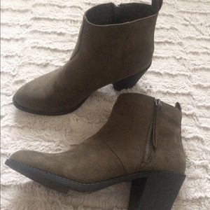 NWOT F21 Olive Boots Sz 9