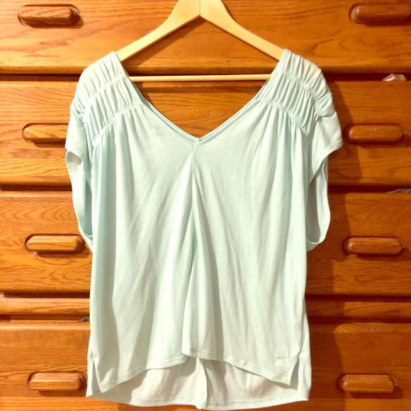 American Eagle V neck shirt