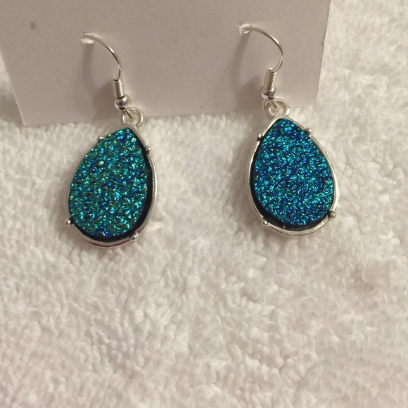 💰💰Dangle Royal Blue / Green Earrings - Picture 3 of 3