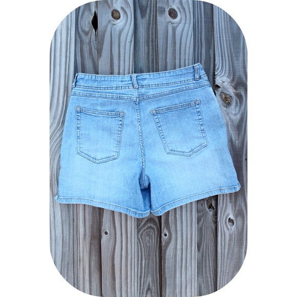 Light wash High Waisted Shorts - Picture 2 of 3