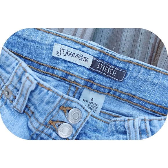 Light wash High Waisted Shorts - Picture 3 of 3