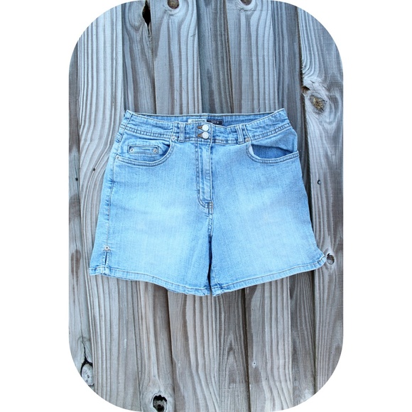 Light wash High Waisted Shorts - Picture 1 of 3