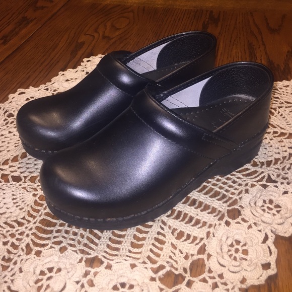 LIKE NEW! BLACK DANSKOS