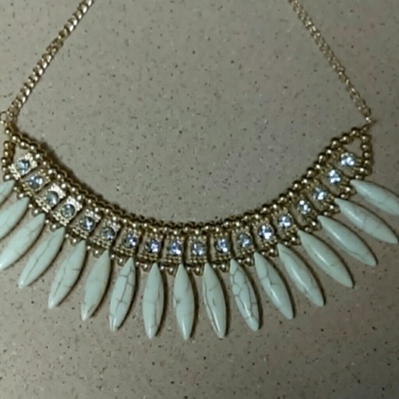 WHITE CRYSTALS BIB STATEMENT NECKLACE - Picture 2 of 2