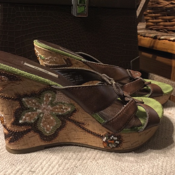 Really cute 🌸💕beaded wedges💕 sz 9