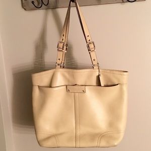 ❄️Closet closeout!❄️ Large cream Coach leather bag