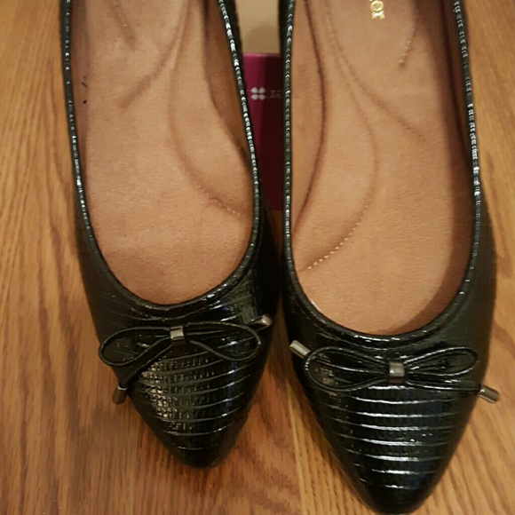 New Naturalizer Flats