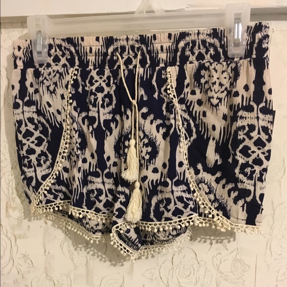 size medium no boundaries shorts. - Picture 1 of 1